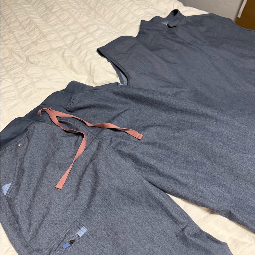 Figs woman’s size small scrub top and pant set - Picture 3 of 7